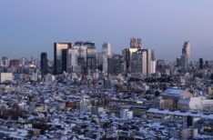 積雪した新宿高層ビル群夕景